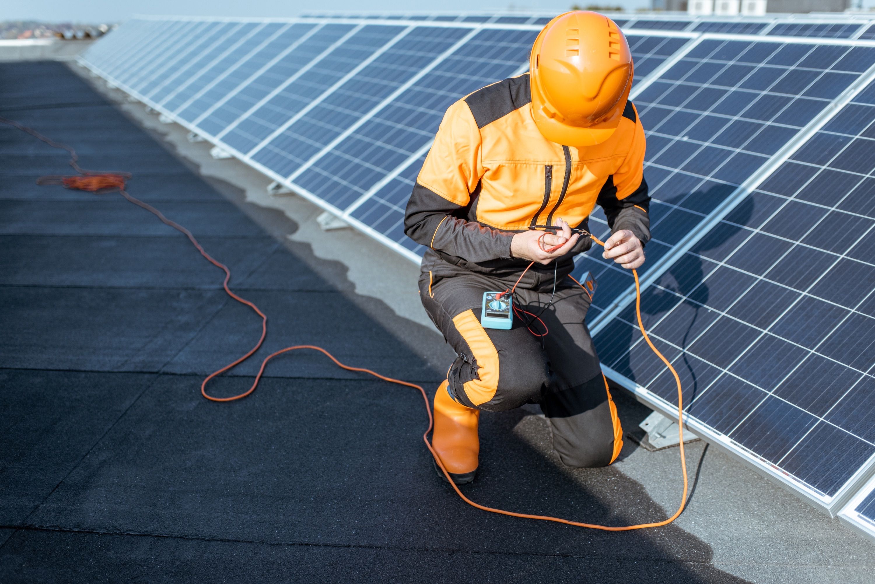 Arbeiter prüft Photovoltaik-Anlage