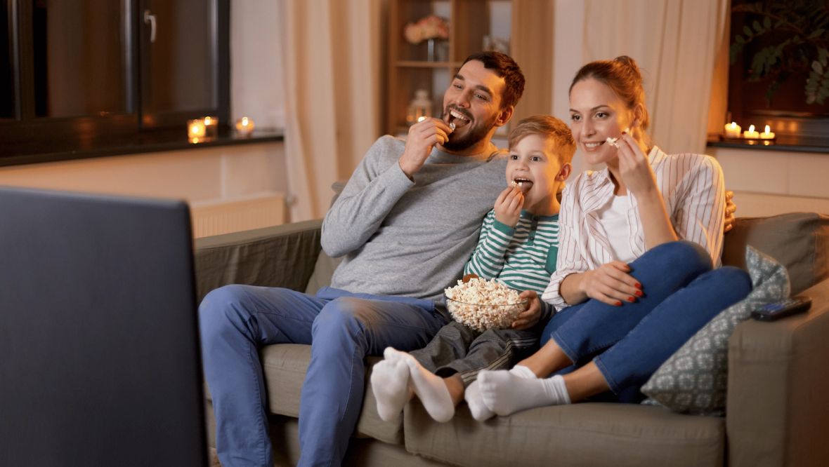 Warmes Zuhause - Familie beim Fernsehen