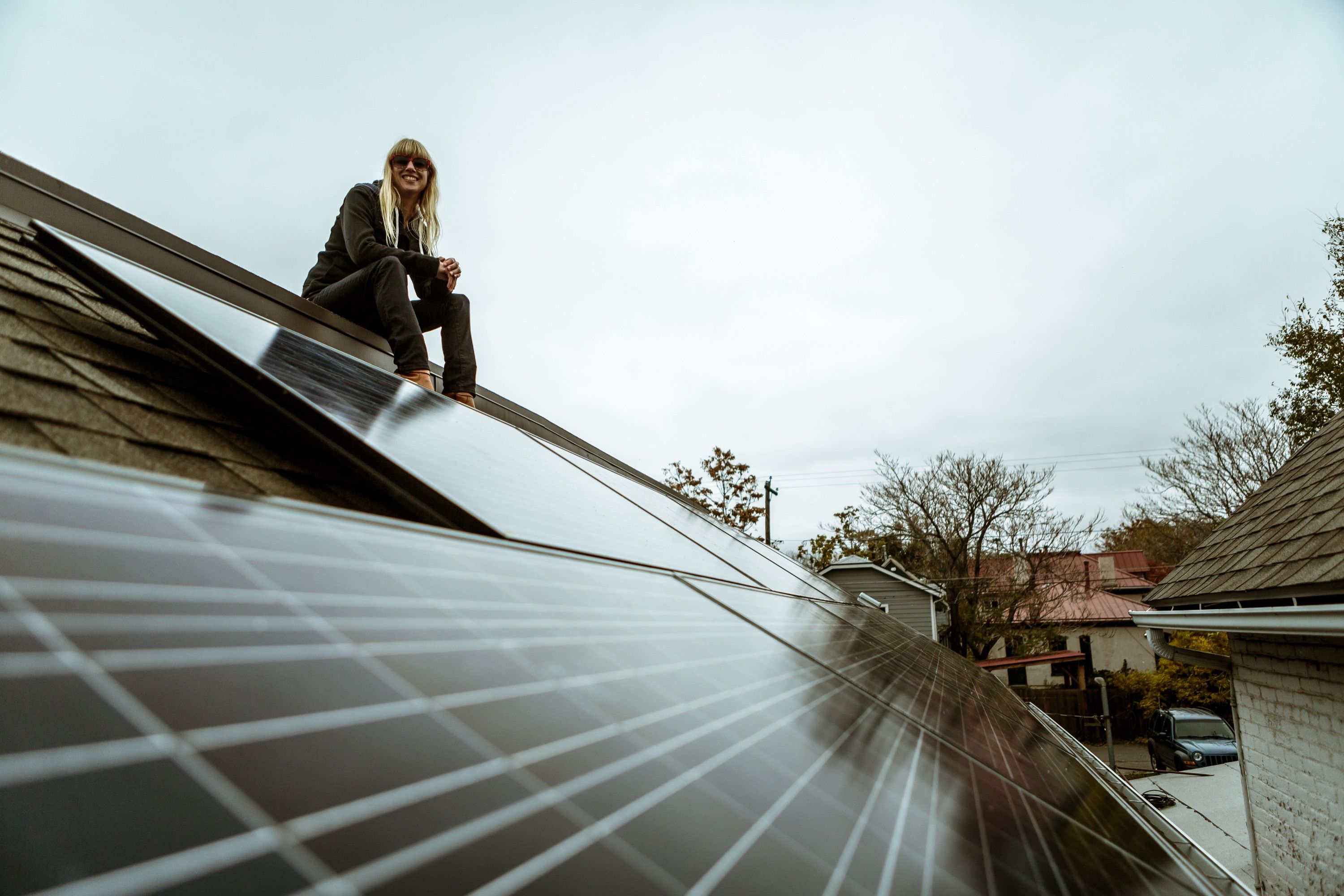 Frau sitzt auf Photovoltaik