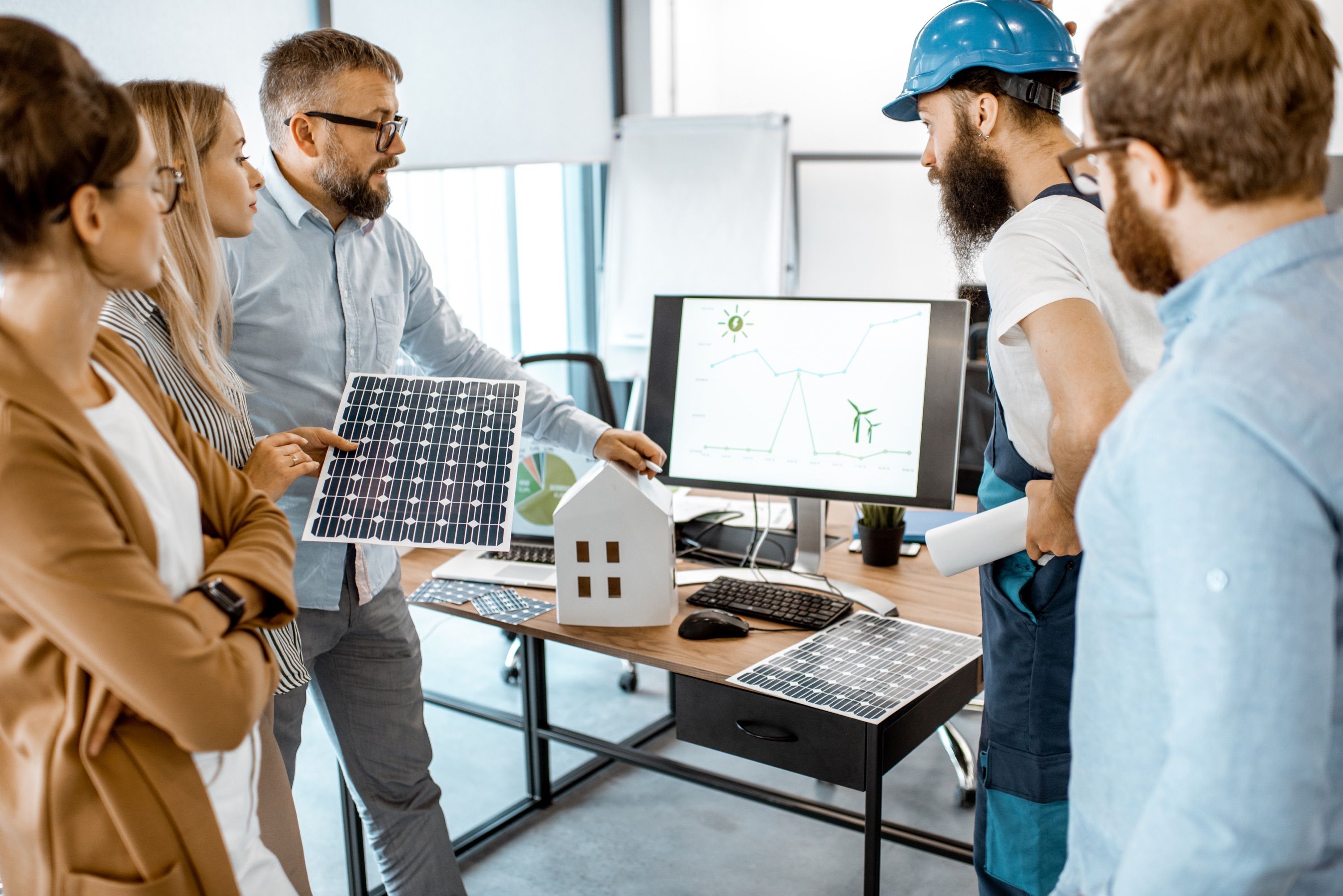 Leute besprechen Photovoltaik