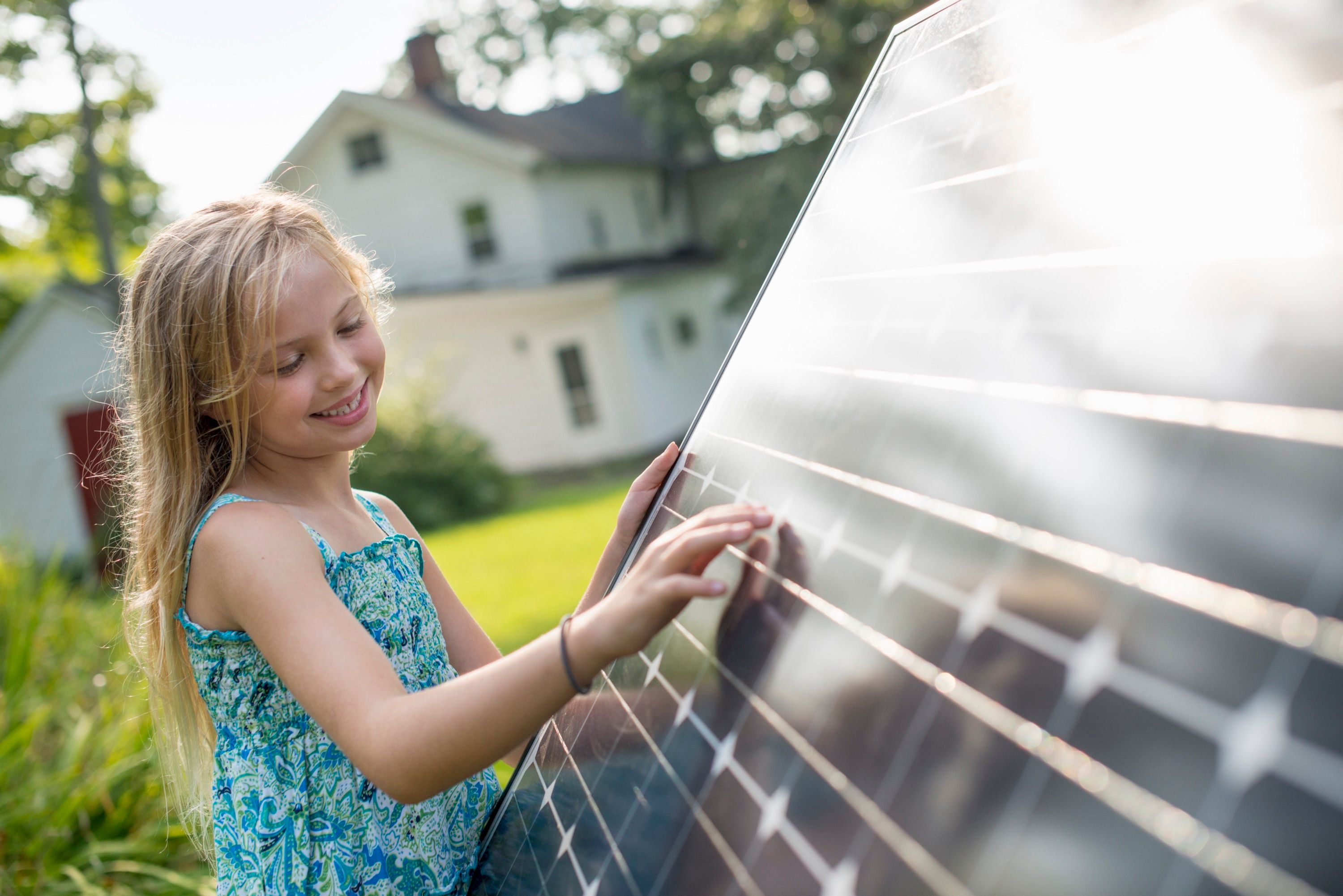 Mädchen neben Photovoltaik