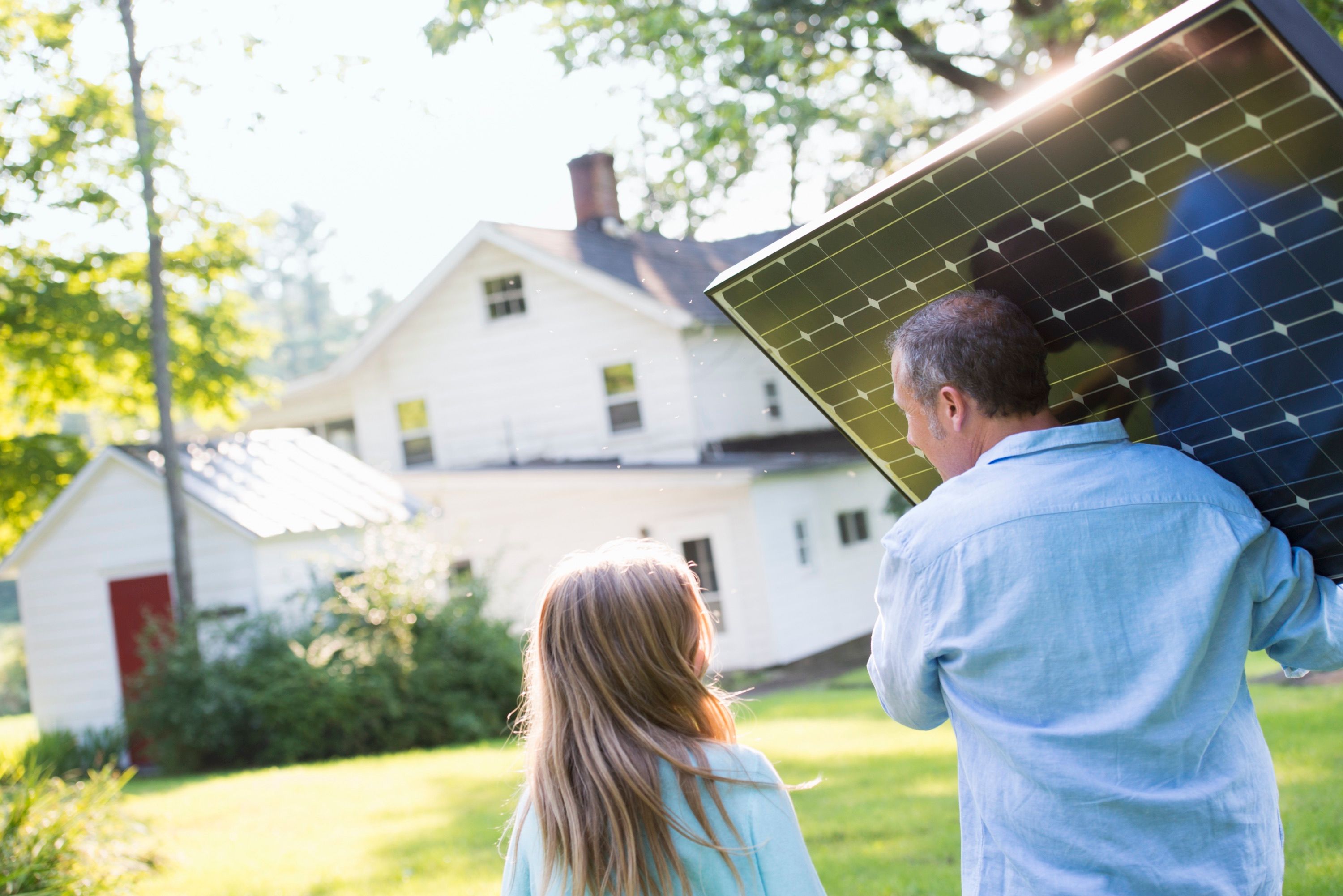 Mann und Mädchen mit Photovoltaik-Modul